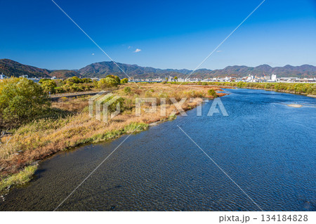 初冬の桂川風景　京都市 134184828