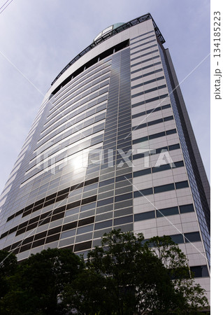 ドコモ東北ビルを真下から見上げる　宮城県仙台市青葉区上杉 134185223