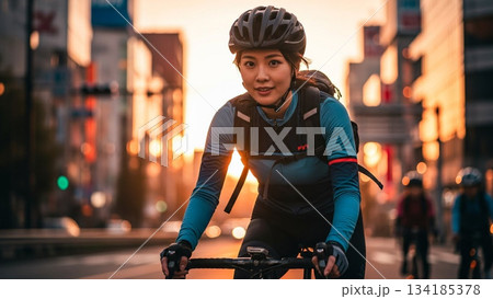 朝日を背に走る笑顔の女性 朝日を背に走る笑顔の女性 134185378