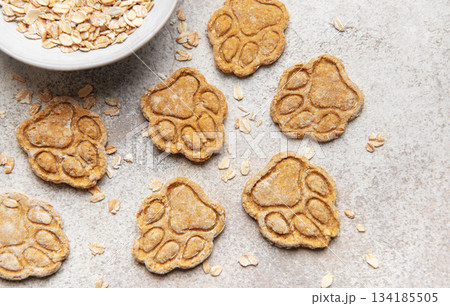 Homemade paw print dog treats with oats, pet food concept 134185505