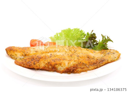 パンガシウス　白身魚のムニエル　明るい背景　魚料理 134186375