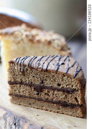 木製ボードに並べた3種類のカットケーキ 木製ボードに並べた3種類のカットケーキ 134186528