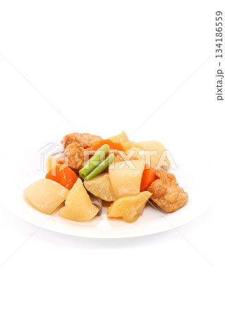 根菜類の煮物 大根 ニンジン 加賀揚げ 明るい背景 根菜類の煮物 大根 ニンジン 加賀揚げ 明るい背景 134186559