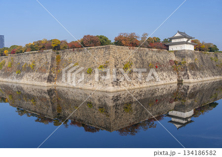 大阪城　一番櫓　南外堀　紅葉の季節 134186582
