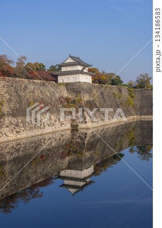 大阪城　一番櫓　南外堀　紅葉の季節 134186583