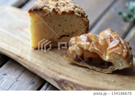 りんごのお菓子　アップルパイとアップルクランブルケーキ 134186678
