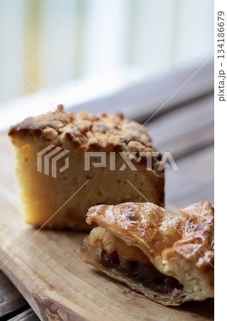 りんごのお菓子 アップルパイとアップルクランブルケーキ りんごのお菓子 アップルパイとアップルクランブルケーキ 134186679