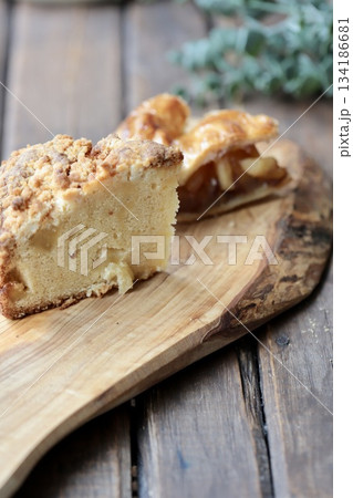 りんごのお菓子　アップルパイとアップルクランブルケーキ 134186681
