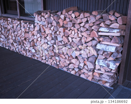 積み上げられている薪 134186692