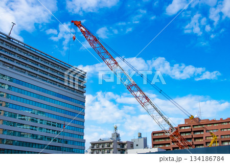 東京都心の建設工事とクレーン【都市イメージ】 134186784