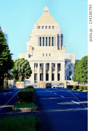 完成は1936年・昭和11年… 中央塔を中心に左右対称形を成す【国会議事堂】 完成は1936年・昭和11年… 中央塔を中心に左右対称形を成す【国会議事堂】 134186793