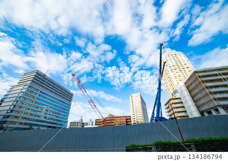 東京都心の建設工事とクレーン【都市イメージ】 東京都心の建設工事とクレーン【都市イメージ】 134186794