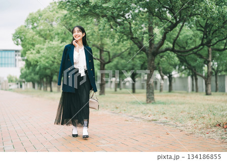 お出掛けをする女性 134186855