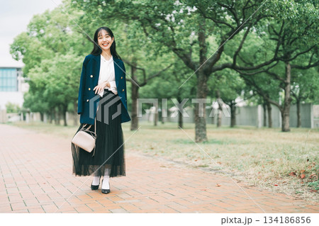 お出掛けをする女性 134186856