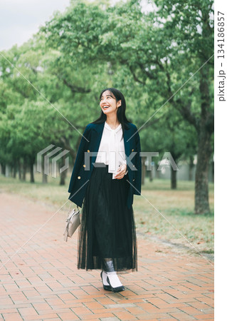 お出掛けをする女性 134186857