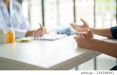 A patient explaining to a doctor. 134186941