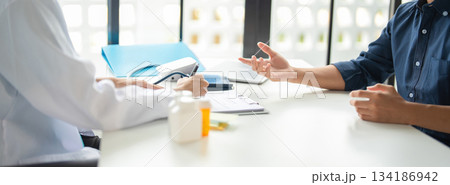 A patient explaining to a doctor. 134186942