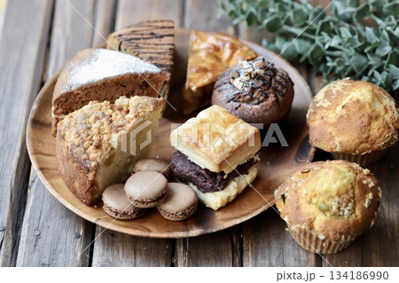 色々な種類の焼き菓子を乗せたアカシアプレート 134186990