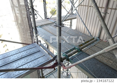 高層マンション外壁修繕工事の足場 134187122