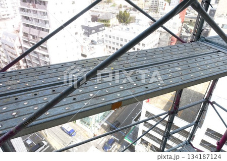 高層マンション外壁修繕工事の足場 高層マンション外壁修繕工事の足場 134187124