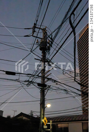 夕方の電柱 夕方の電柱 134187198
