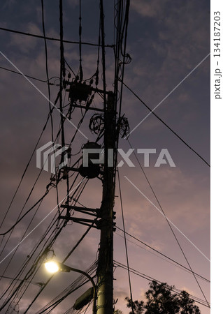 夕方の電柱 134187203