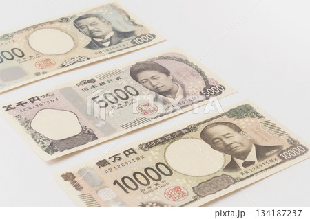 日本紙幣　一万円札、五千円札、千円札 134187237