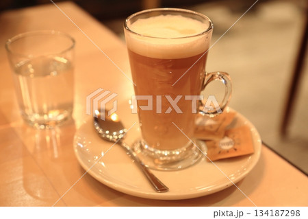 カフェラテ(エディンバラのカフェ) カフェラテ(エディンバラのカフェ) 134187298
