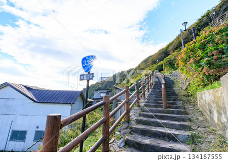 秋の階段国道339号　青森県東津軽郡 134187555