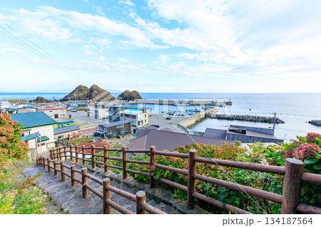 秋の階段国道339号　青森県東津軽郡 134187564