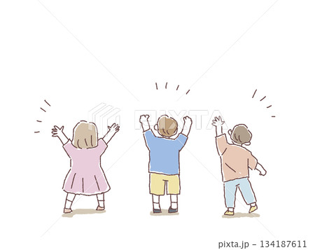 両手をあげてはしゃぐ子供の後ろ姿 134187611
