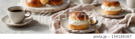 朝陽に映えるマリトッツォとコーヒーのナチュラルテーブル写真 134188167