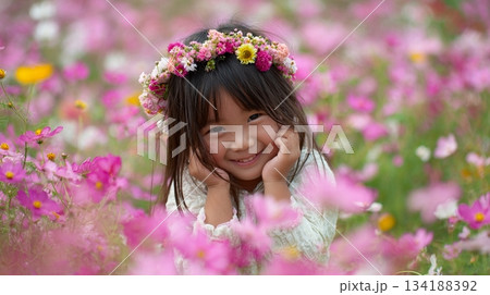 お花畑と小さな女の子 お花畑と小さな女の子 134188392