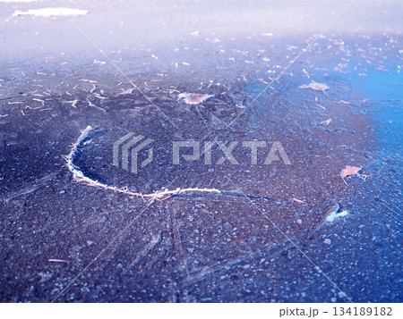 早朝の凍り付いた路面 134189182