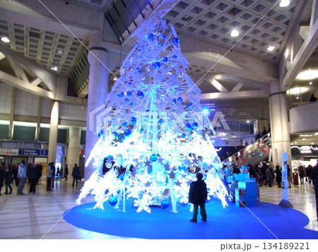 パリの駅でクリスマスの飾りつけを子供が見ている 134189221
