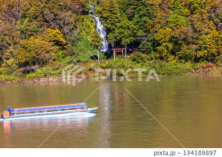 【山形県_白糸の滝】紅葉の白糸の滝と紅葉舟下り 10月 11月 【山形県_白糸の滝】紅葉の白糸の滝と紅葉舟下り 10月 11月 134189897