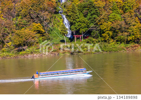 【山形県_白糸の滝】紅葉の白糸の滝と紅葉舟下り 10月 11月 【山形県_白糸の滝】紅葉の白糸の滝と紅葉舟下り 10月 11月 134189898