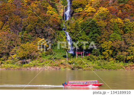【山形県_白糸の滝】紅葉の白糸の滝と紅葉舟下り 10月 11月 【山形県_白糸の滝】紅葉の白糸の滝と紅葉舟下り 10月 11月 134189910