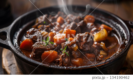 湯気立ちのぼる熱々ビーフシチュー|冬に食べたい煮込み料理のあたたかみあるフード素材 湯気立ちのぼる熱々ビーフシチュー|冬に食べたい煮込み料理のあたたかみあるフード素材 134190462