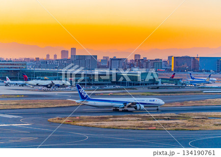 【東京都】羽田空港の風景　タキシング中の飛行機 134190761