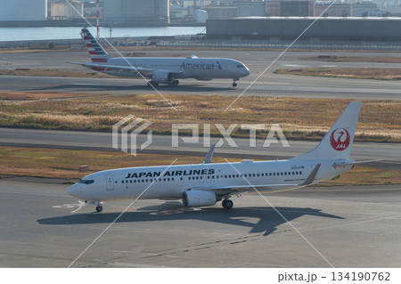 【東京都】羽田空港の風景　タキシング中の飛行機 134190762