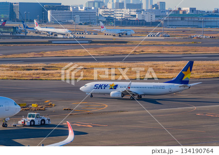 【東京都】羽田空港の風景 タキシング中の飛行機 【東京都】羽田空港の風景 タキシング中の飛行機 134190764