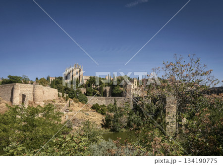 san martin bridge on tagus river in old town toledo spain 134190775