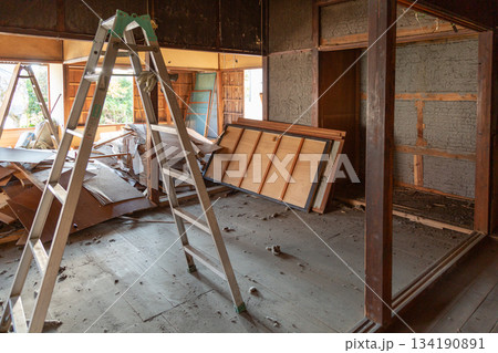 解体工事現場の古民家 解体工事現場の古民家 134190891