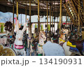 レトロな遊園地の楽しいメリーゴーランド 134190931