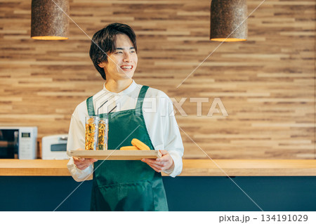 カフェで働く男性 カフェで働く男性 134191029