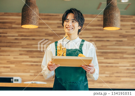 カフェで働く男性 カフェで働く男性 134191031