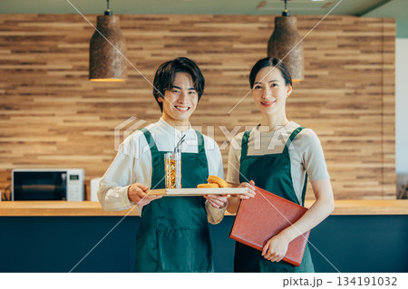 カフェで働く男女 134191032