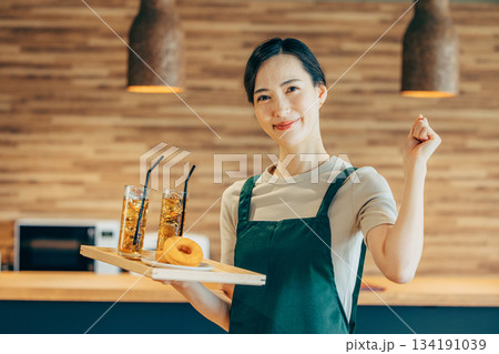 カフェで働く店員 134191039