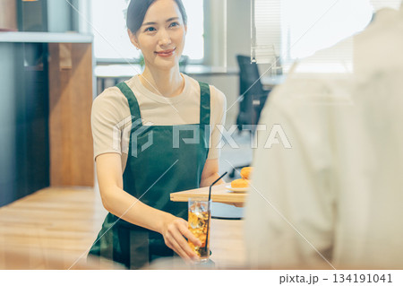 カフェで働く店員 134191041